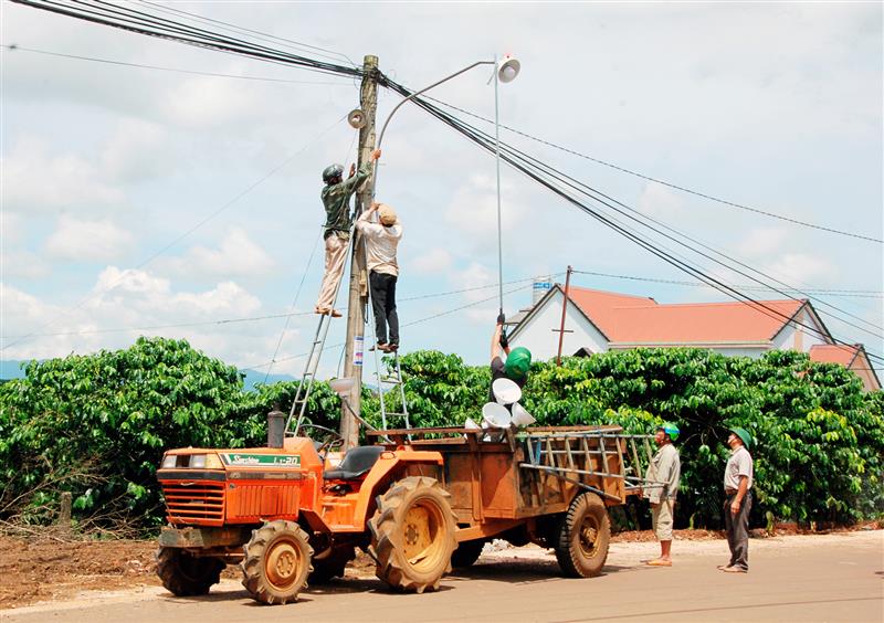 Nhân dân và bà con giáo dân thôn 9 lắp đèn chiếu sáng