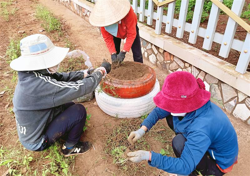 Bà con trồng hoa tại các tuyến đường thôn 9