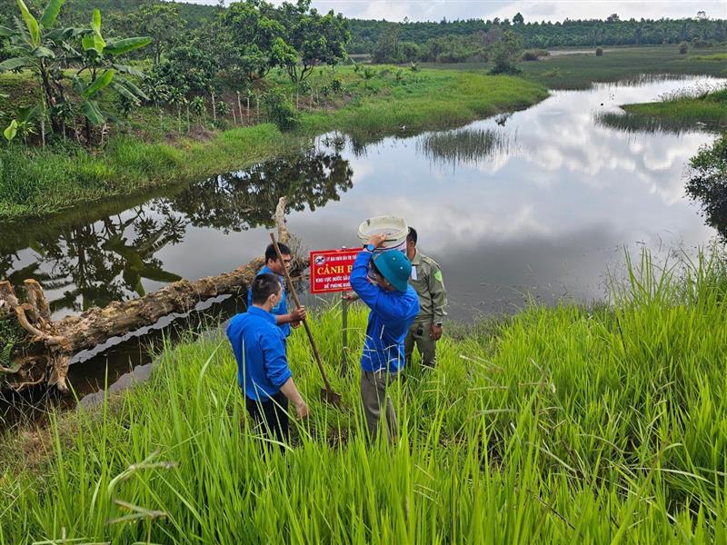 Cắm biển cảnh báo nguy hiểm có nguy cơ đuối nước tại các ao hồ