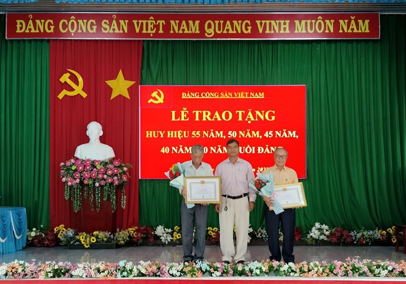 Hình ảnh tại buổi trao Huy hiệu Đảng