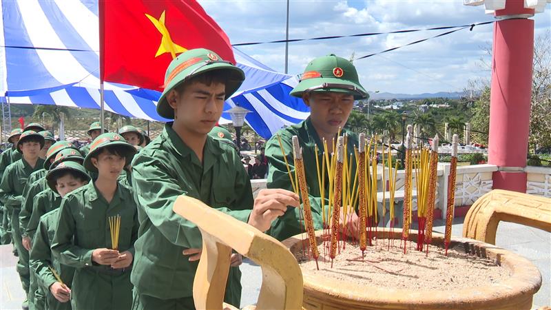 Các Tân bình thắp hương tưởng nhớ các anh hùng liệt sỹ