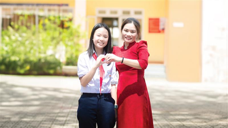 Tường Lam và cô giáo chủ nhiệm lớp 9A2 - Bùi Thị Hoài Thu