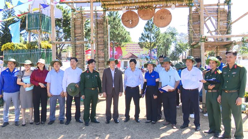 Lãnh đạo huyện chụp hình lưu niệm tại Hội trại