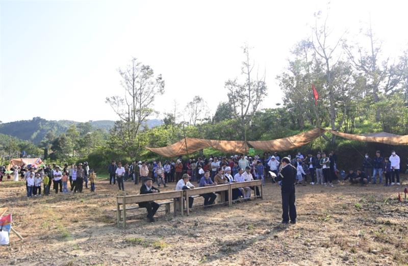 Hàng trăm người thuộc thôn 10C xã Lộc Thành, huyện Bảo Lâm, tỉnh Lâm Đồng tham gia khai hội đầu Xuân. Ảnh: K.P