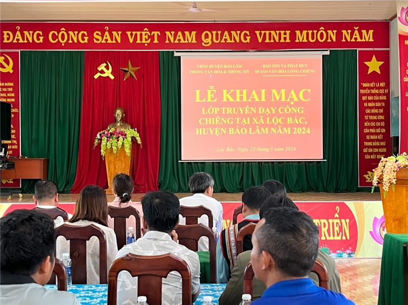 Quang cảnh lớp truyền dạy cồng chiêng tại Lộc Bắc