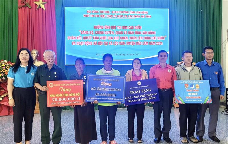 Trao tặng Mái ấm tình thương, Nhà Chữ thập đỏ, Nhà Nghĩa tình đồng đội và Nhà Nhân ái cho gia đình có hoàn cảnh khó khăn