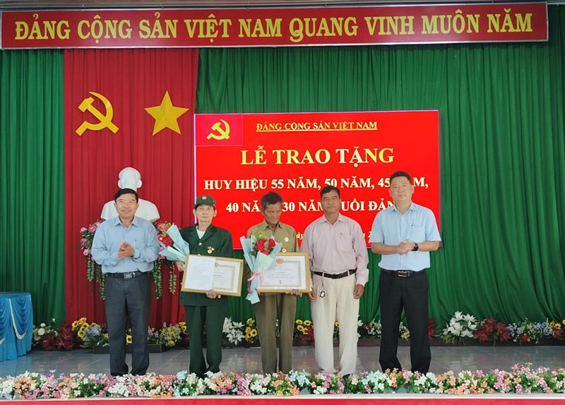 Hình ảnh tại buổi trao Huy hiệu Đảng