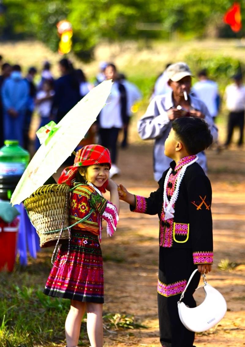 Thiếu nữ H’Mông, Tày, Nùng ở làng Mông trong trang phục truyền thống đi trẩy hội đầu Xuân. Ảnh: K.P
