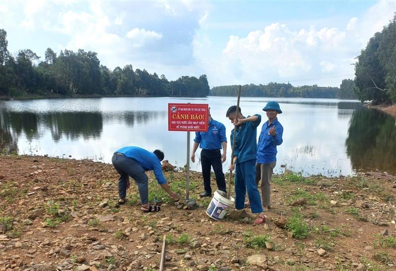 Cắm biển cảnh báo nguy hiểm có nguy cơ đuối nước tại các ao hồ