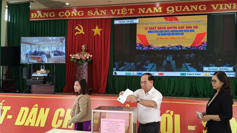 Công chức, viên chức, người lao động và nhân dân xã Lộc An tham gia ủng hộ đồng bào các tỉnh phía Bắc