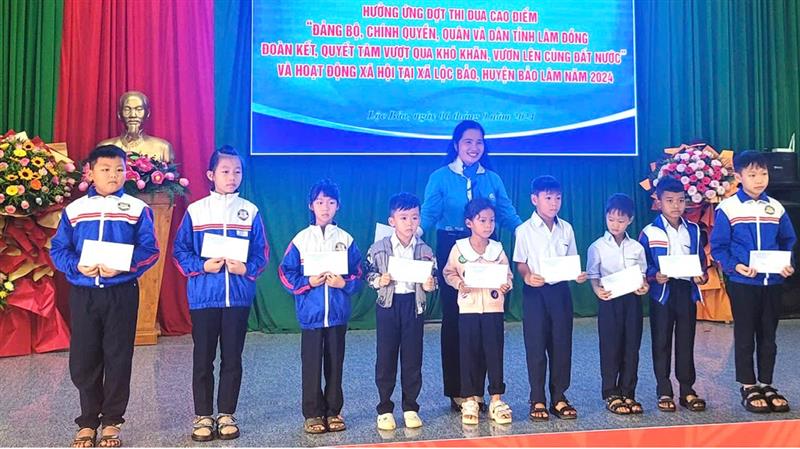Tặng học bổng cho học sinh vượt khó
