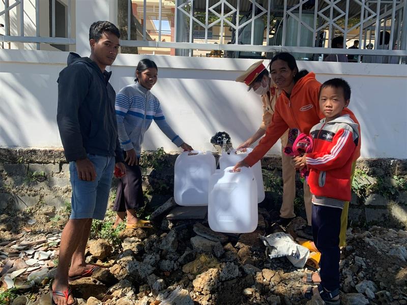 Người dân Lộc Bảo lấy nước sạch về sử dụng trong sinh hoạt gia đình