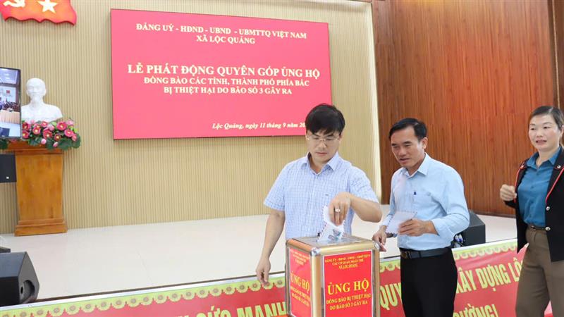 Công chức, viên chức, người lao động và nhân dân xã Lộc Quảng tham gia ủng hộ đồng bào các tỉnh phía Bắc