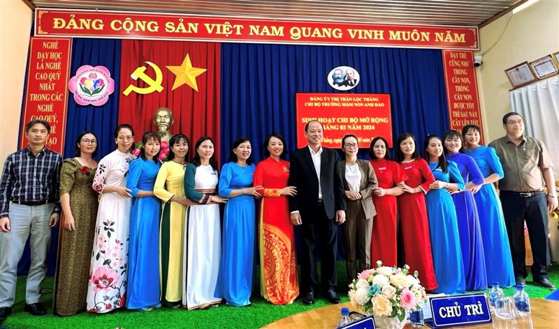 Đồng chí Bí thư Huyện ủy và các đồng chí trong tổ công tác  chụp hình lưu niệm cùng chi bộ Trường Mầm non Anh Đào