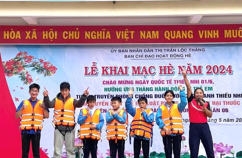 Thị trấn Lộc Thắng mở nhiều lớp dạy bơi miễn phí cho trẻ em