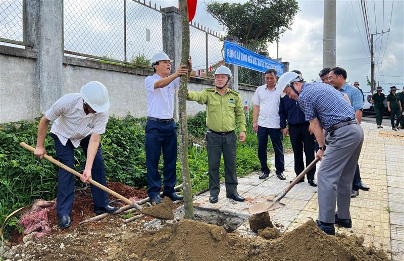 Bí thư Huyện ủy Bảo Lâm Nguyễn Viết Vân tham gia trồng cây tại lễ phát động
