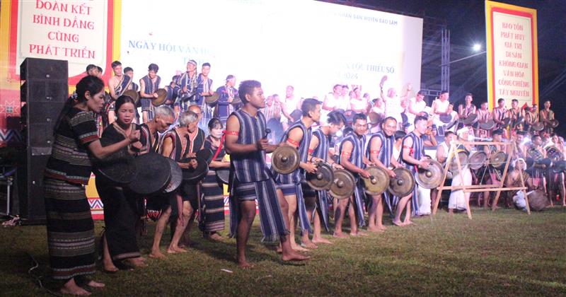 Hòa tấu cồng chiêng - múa xoang