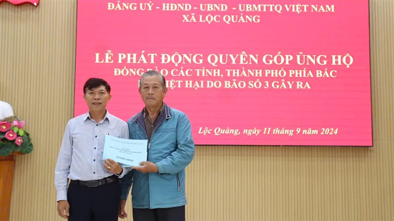 Công chức, viên chức, người lao động và nhân dân xã Lộc Quảng tham gia ủng hộ đồng bào các tỉnh phía Bắc