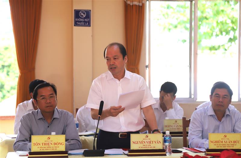 Đồng chí Nguyễn Viết Vân - TUV, Bí thư Huyện ủy Bảo Lâm báo cáo tại buổi làm việc