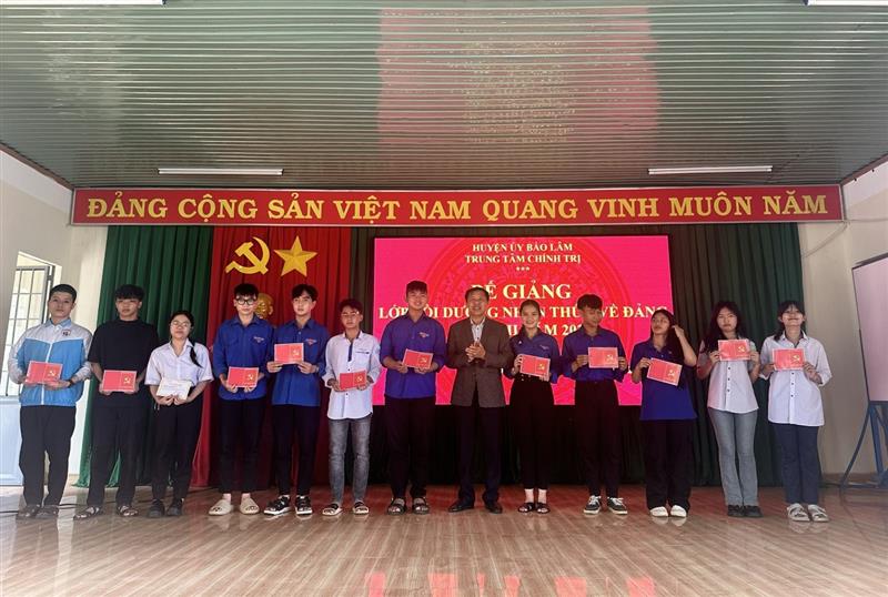 Đ/c Hoàng Ngọc Khuyên- Trưởng Ban Tuyên giáo Huyện ủy- Giám đốc Trung tâm chính trị huyện trao giấy chứng nhận cho học viên