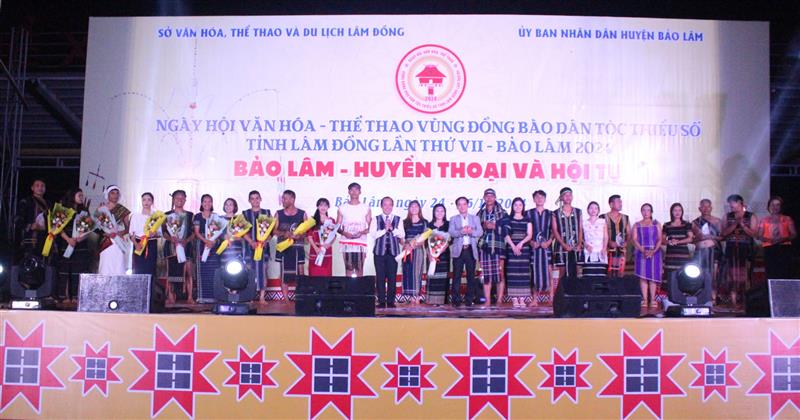 Lãnh đạo của tỉnh Lâm Đồng và huyện Bảo Lâm tặng hoa cho các đoàn nghệ nhân