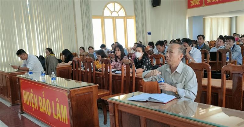 Cán bộ, công chức, viên chức tham gia tập huấn