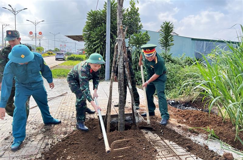 Lực lượng vũ trang huyện Bảo Lâm tham gia trồng cây tại lễ phát động