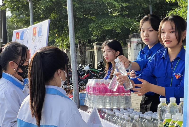 Thanh niên tình nguyện phát nước uống, tặng dụng cụ phục vụ kỳ thi cho các sĩ tử 