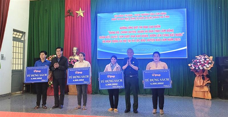 Tặng tủ sách pháp luật trang bị tại các hội trường các thôn của xã Lộc Bảo
