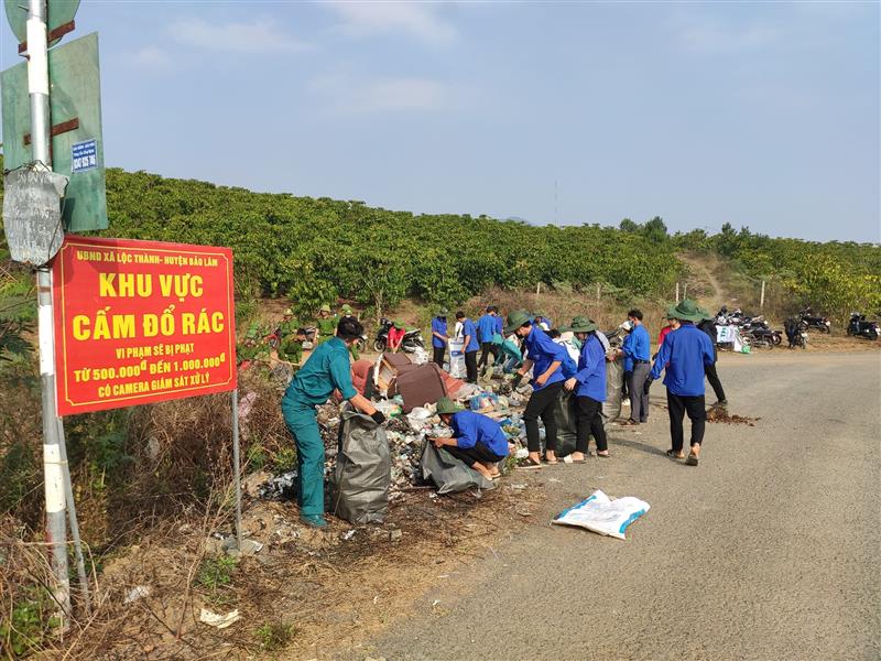 Đoàn viên thanh niên tham gia dọn vệ sinh tại khu dân cư