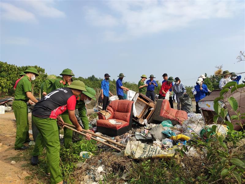 Đoàn viên thanh niên tham gia dọn vệ sinh tại khu dân cư