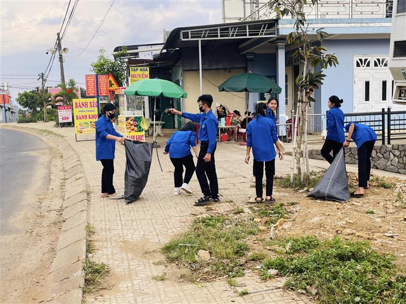 Đoàn viên thanh niên tham gia dọn vệ sinh tại khu dân cư