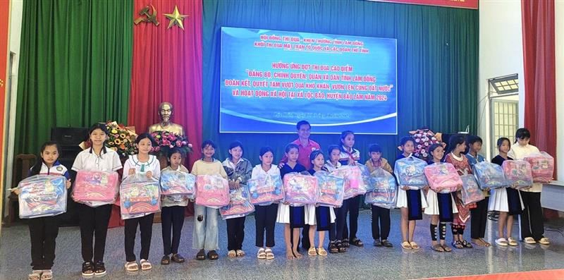 Tặng quà cho học sinh có hoàn cảnh khó khăn