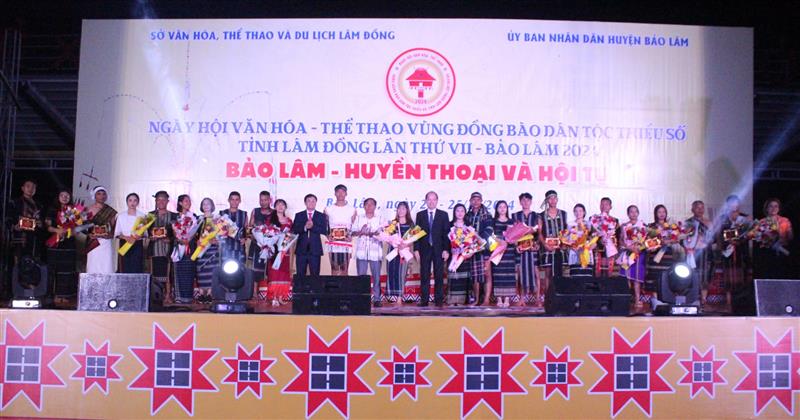 Các đồng chí lãnh đạo huyện Bảo Lâm tặng hoa cho các đoàn nghệ nhân