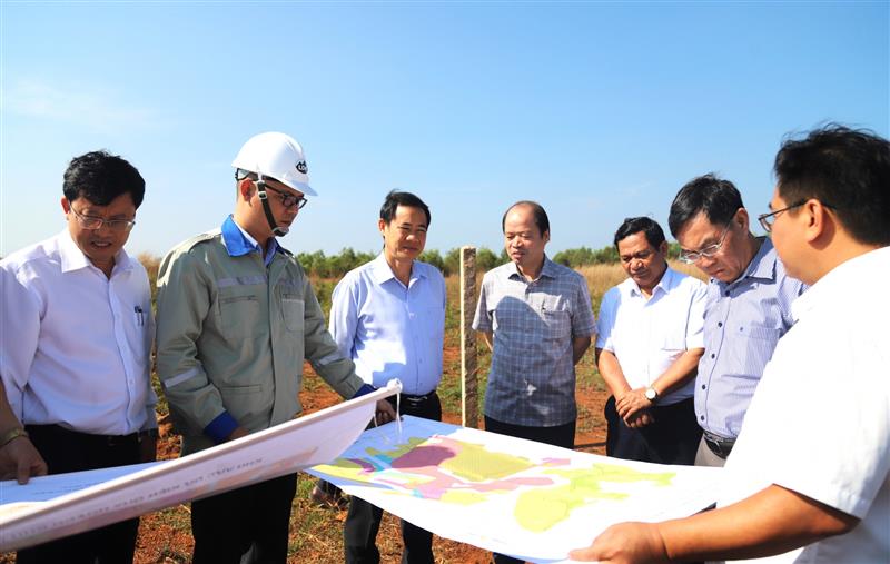 Đồng chí Nguyễn Thái Học cùng đoàn công tác kiểm tra bản đồ khai thác quặng tại Dự án Bauxite - Nhôm Lâm Đồng(ảnh. K.Ph)