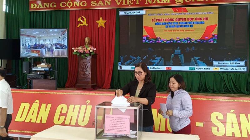 Công chức, viên chức, người lao động và nhân dân xã Lộc An tham gia ủng hộ đồng bào các tỉnh phía Bắc