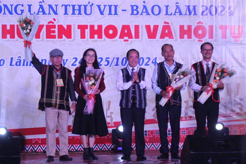 Tặng hoa cho Ban Giám khảo