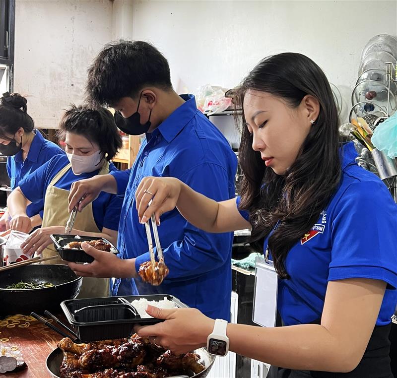 Thanh niên tình nguyện huyện Bảo Lâm nấu cơm miễn phí tiếp sức cho sĩ tử khó khăn