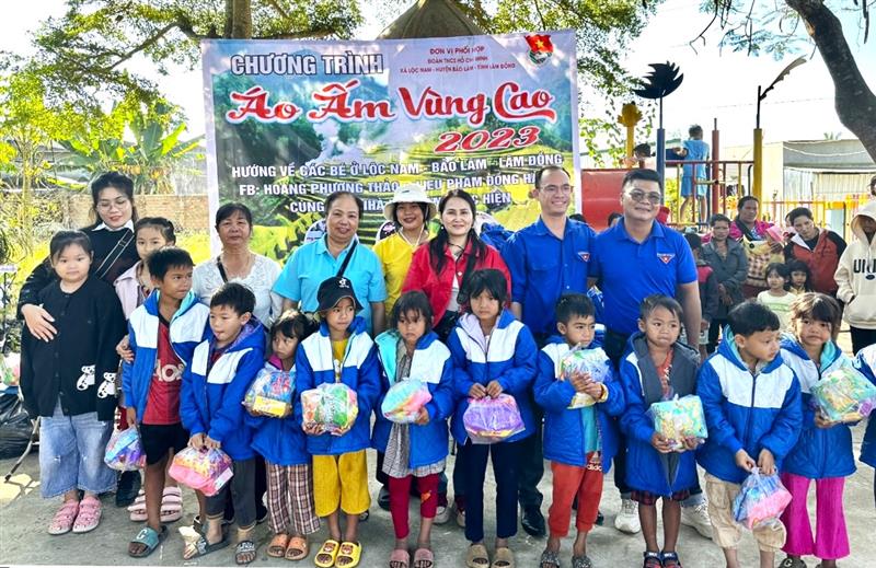 Chương trình Áo ấm vùng cao trao tặng quà cho học sinh nghèo, trẻ em khó khăn đồng bào dân tộc thiểu số xã Lộc Nam