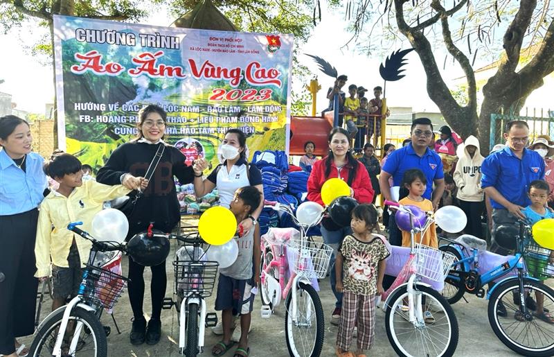 Trao tặng xe đạp cho các em học sinh nghèo xã Lộc Nam