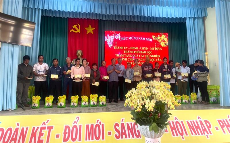 Lãnh đạo TP Bảo Lộc trao quà tại xã Lộc Tân