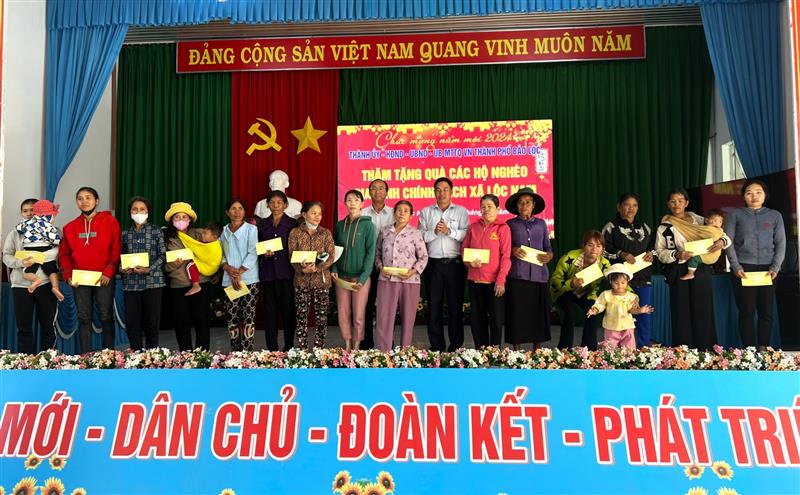 Lãnh đạo TP Bảo Lộc trao quà tại xã Lộc Nam