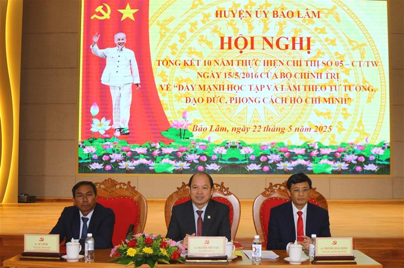 Các đồng chí chủ trì hội nghị