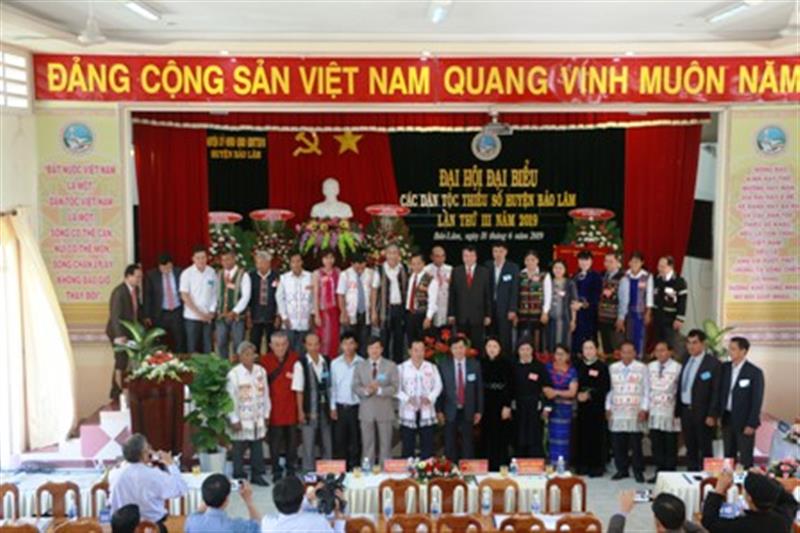 các đại biểu ra mắt Đại hội tham dự Đại hội DTTS tỉnh lần thứ III