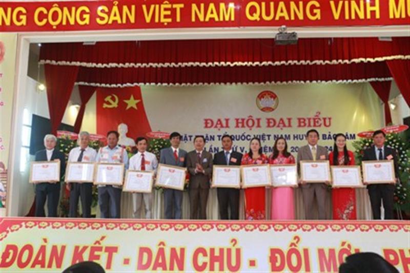 Trao tặng bằng khen và kỷ niệm chương