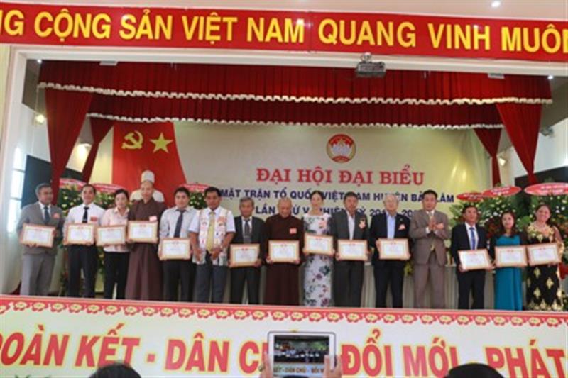 Trao tặng bằng khen và kỷ niệm chương