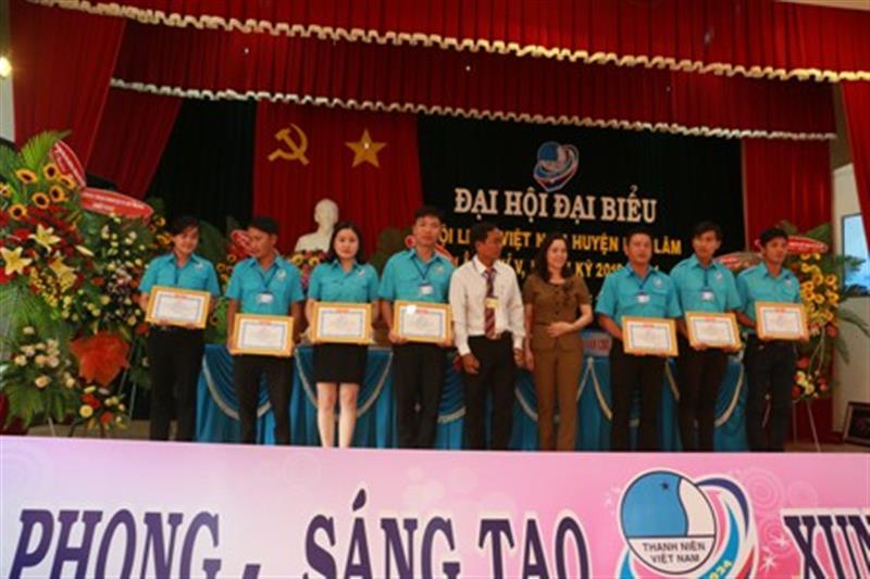 Khen thưởng cho các tập thể, cá nhân có thành tích trong hoạt động Huyện hội