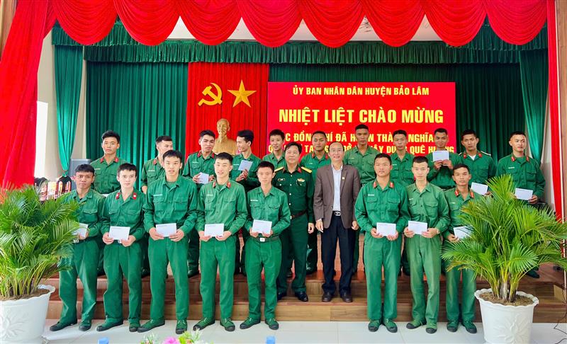 Lãnh đạo huyện tặng quà cho quân nhân xuất ngũ