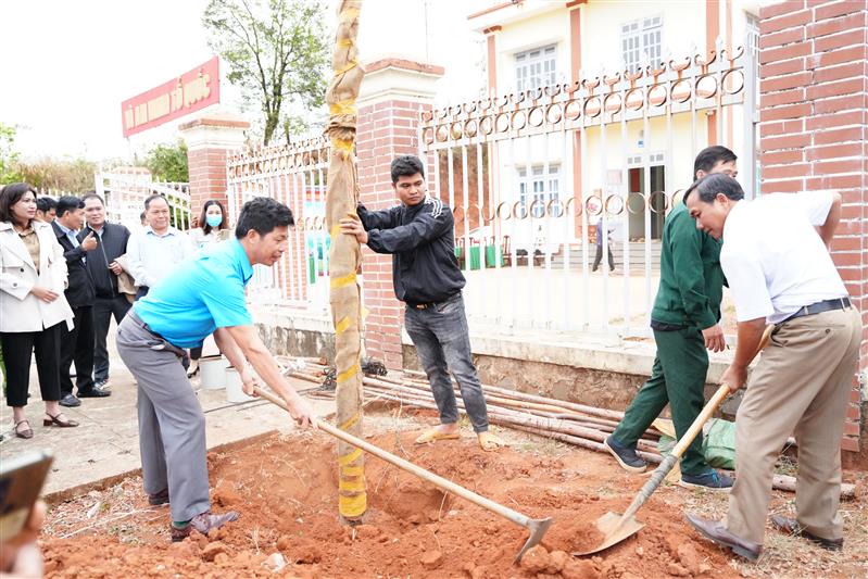 Các đồng chí lãnh đạo huyện trồng cây xanh tại trụ sở Công an xã Lộc Bắc