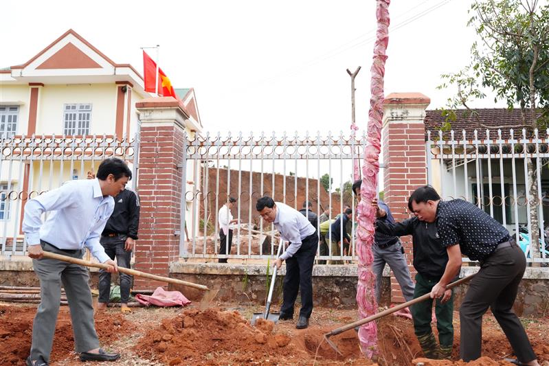 Các đồng chí lãnh đạo huyện trồng cây xanh tại trụ sở Công an xã Lộc Bắc